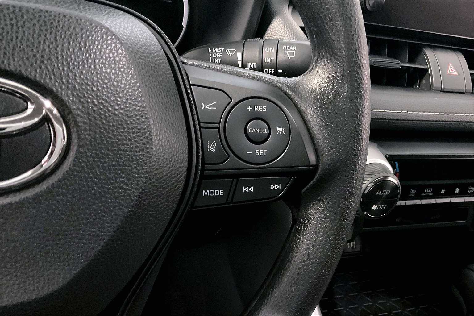 2024 Toyota RAV4 XLE - Photo 24