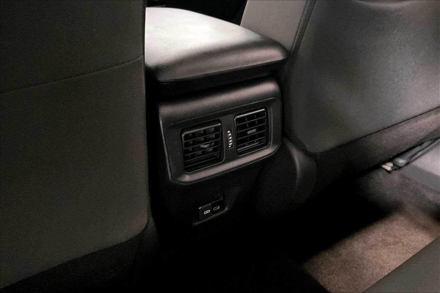 2024 Toyota RAV4 XLE - Photo 28