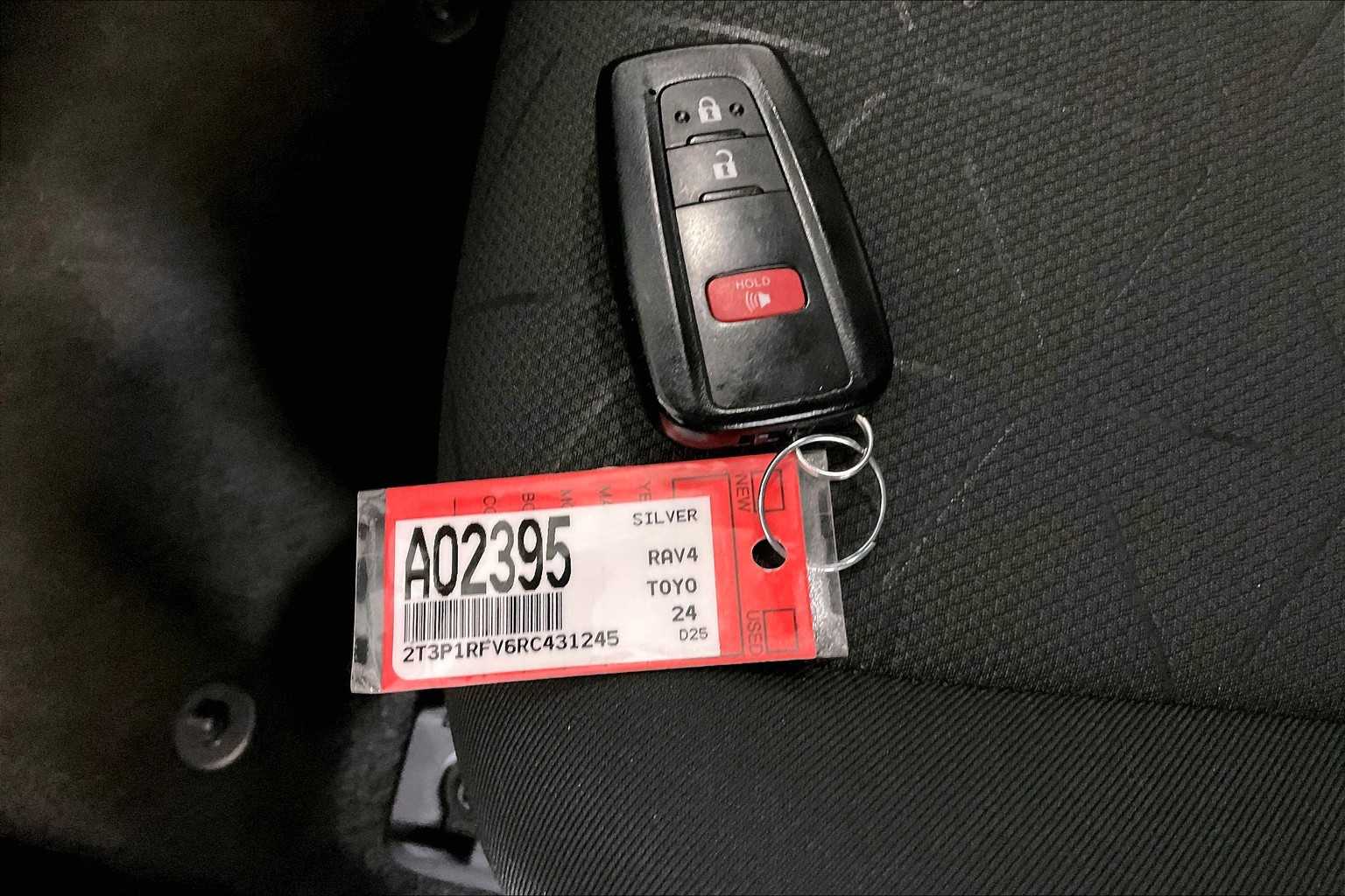 2024 Toyota RAV4 XLE - Photo 31