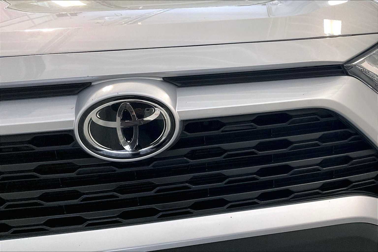 2024 Toyota RAV4 XLE - Photo 32