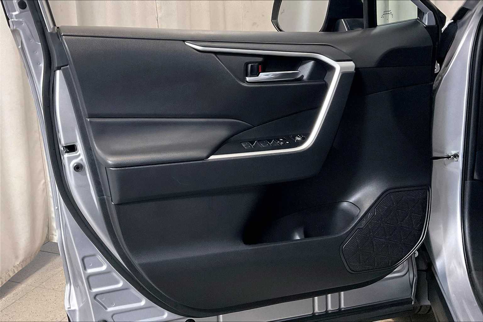 2024 Toyota RAV4 XLE - Photo 9