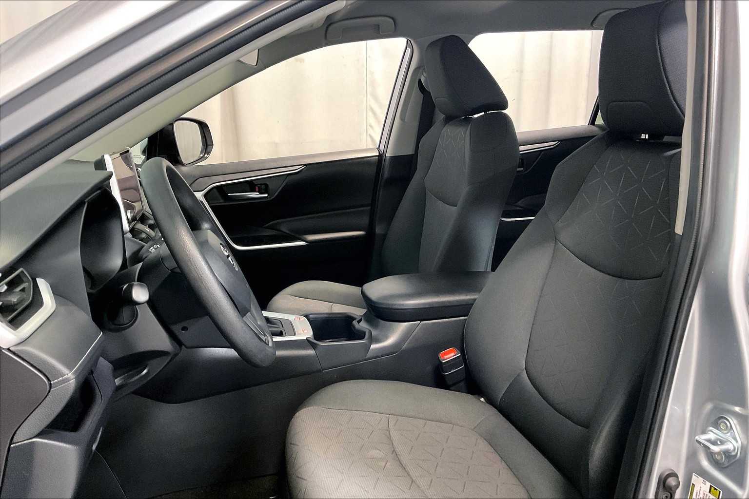 2024 Toyota RAV4 XLE - Photo 10