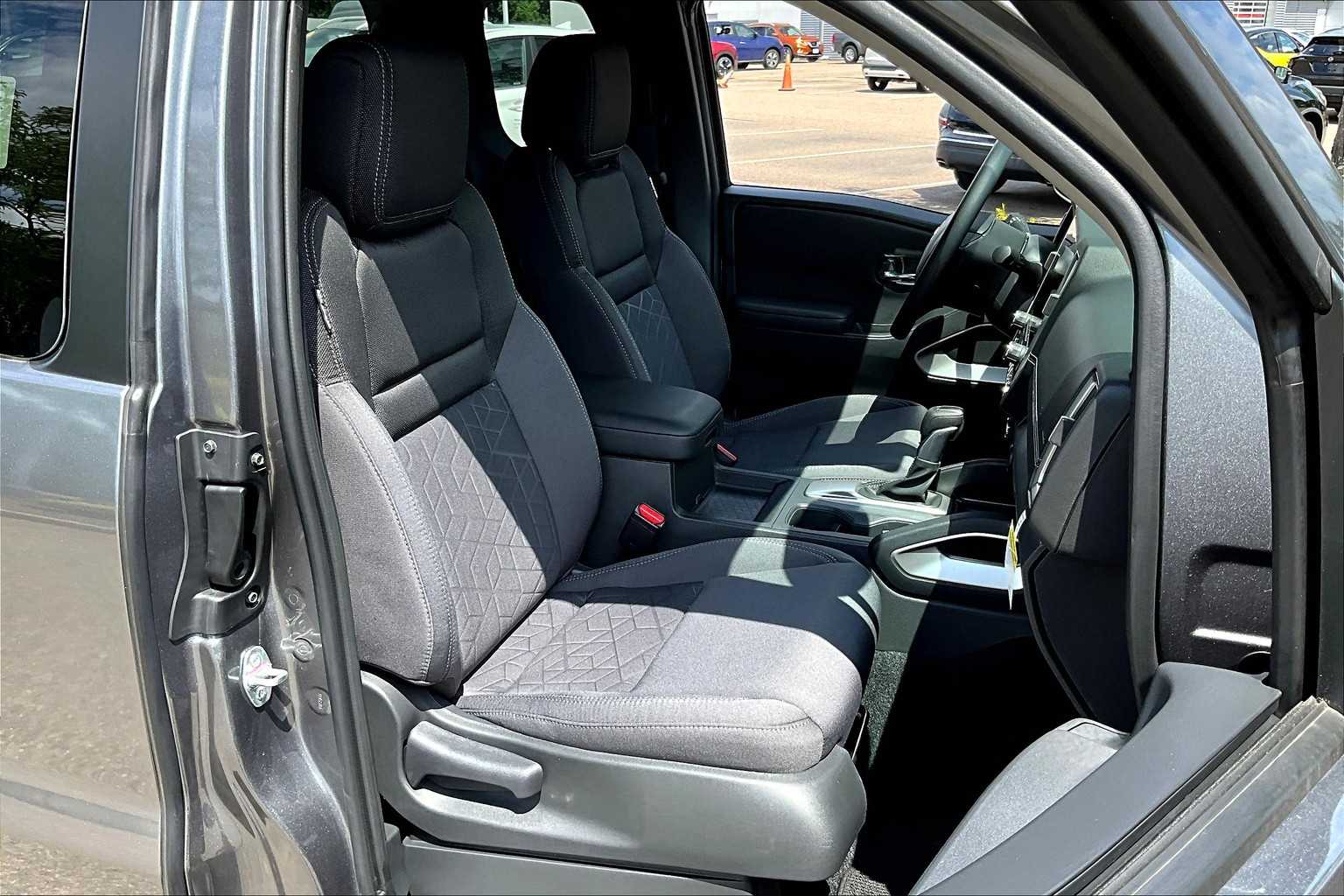 2025 Nissan Frontier SV - Photo 11