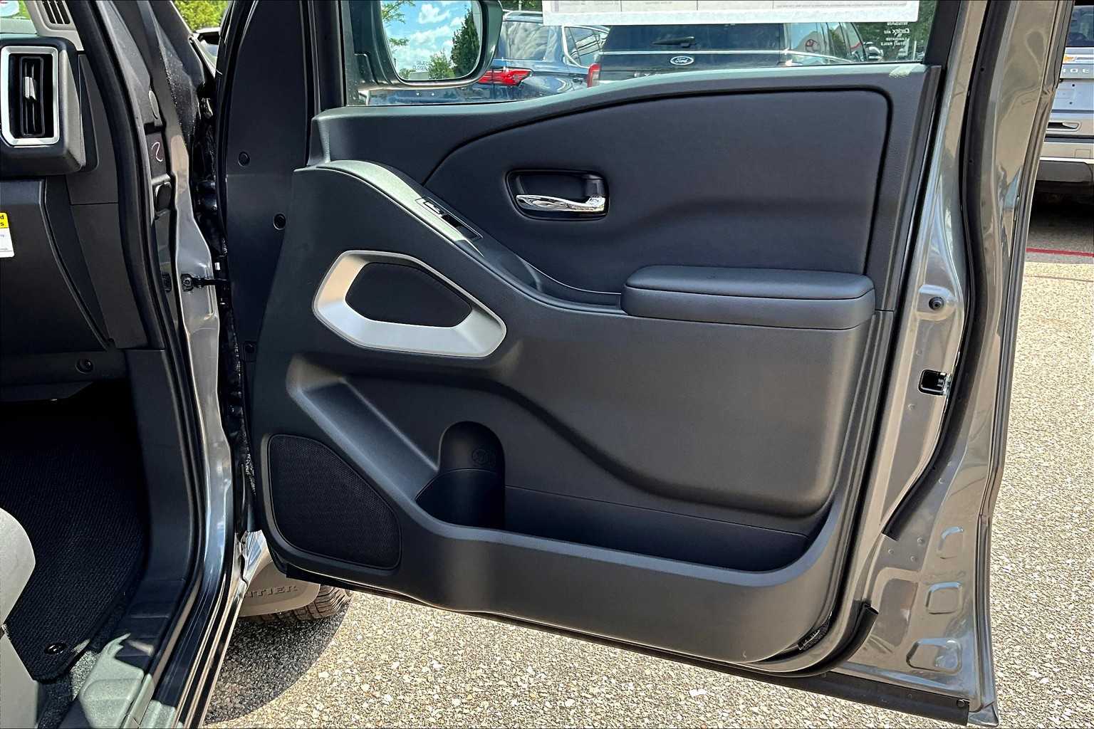 2025 Nissan Frontier SV - Photo 12