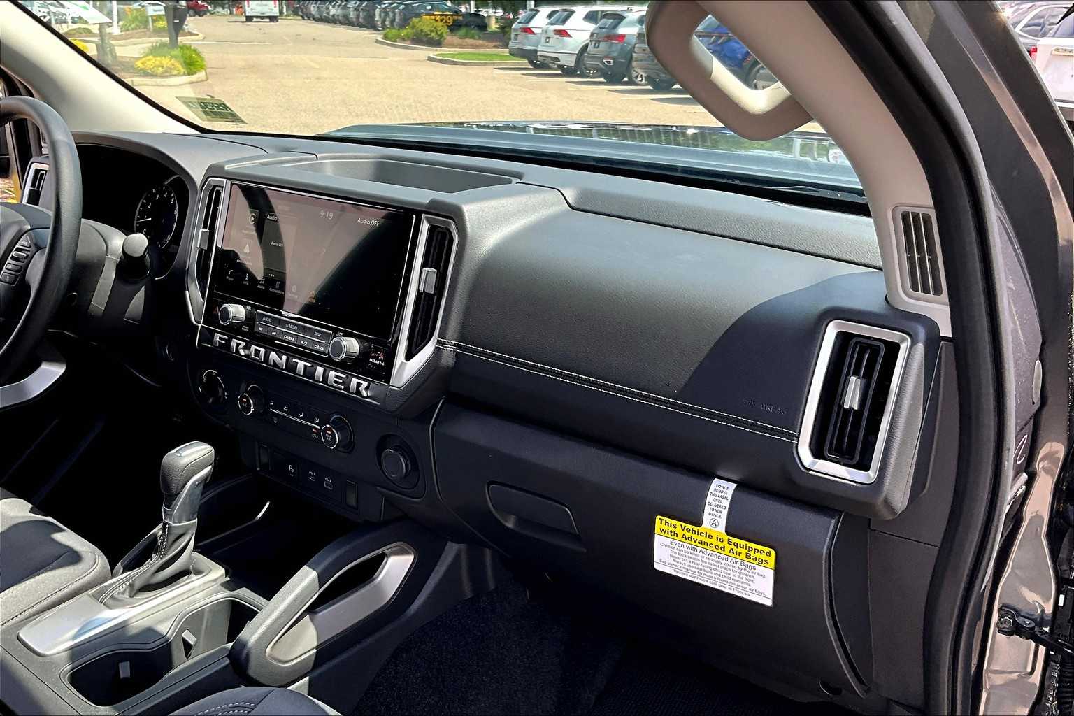 2025 Nissan Frontier SV - Photo 13