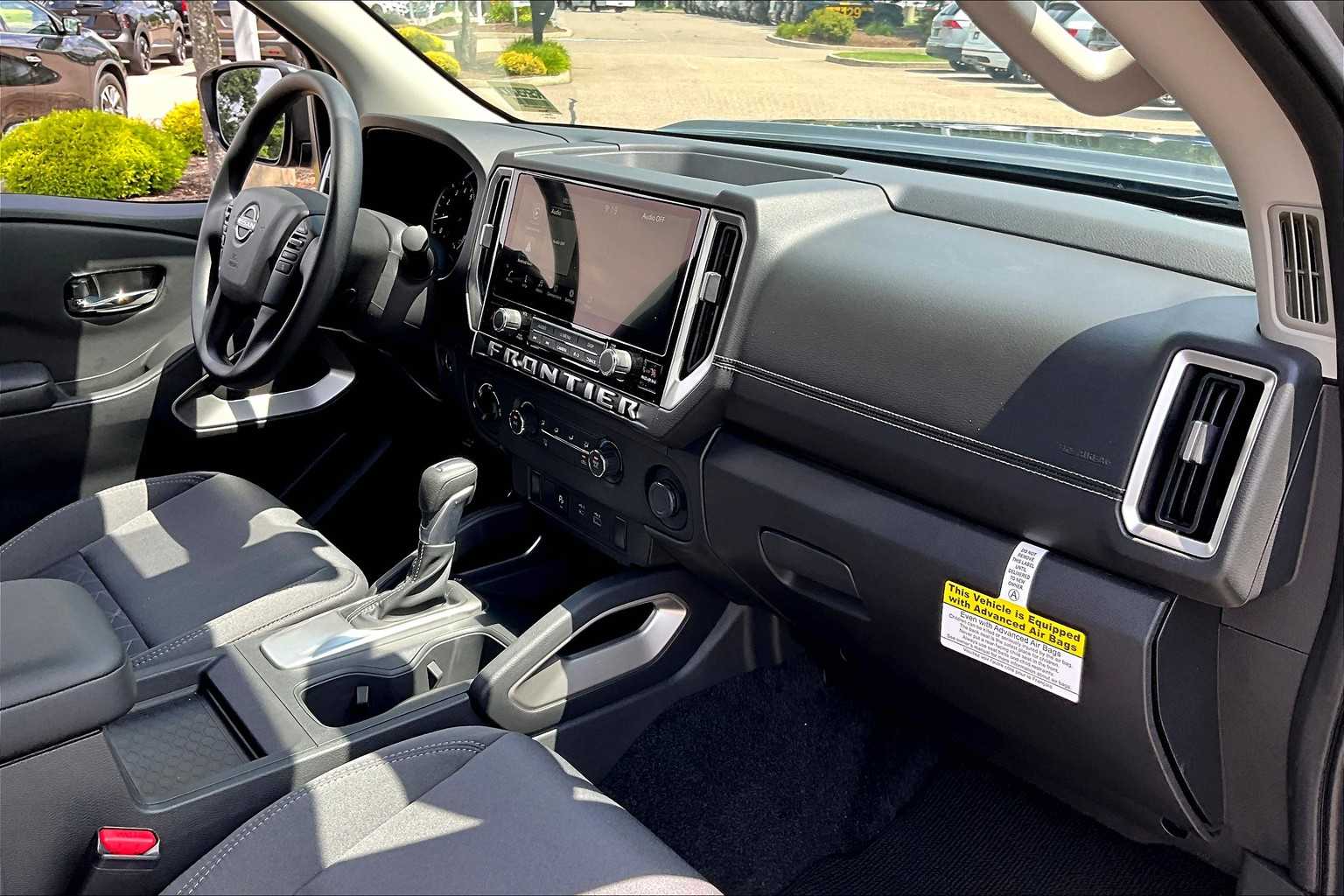2025 Nissan Frontier SV - Photo 14