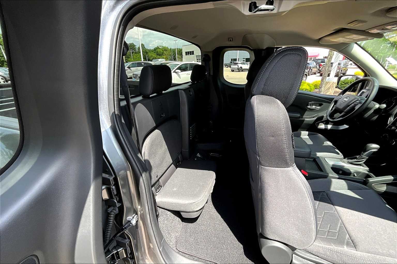 2025 Nissan Frontier SV - Photo 16
