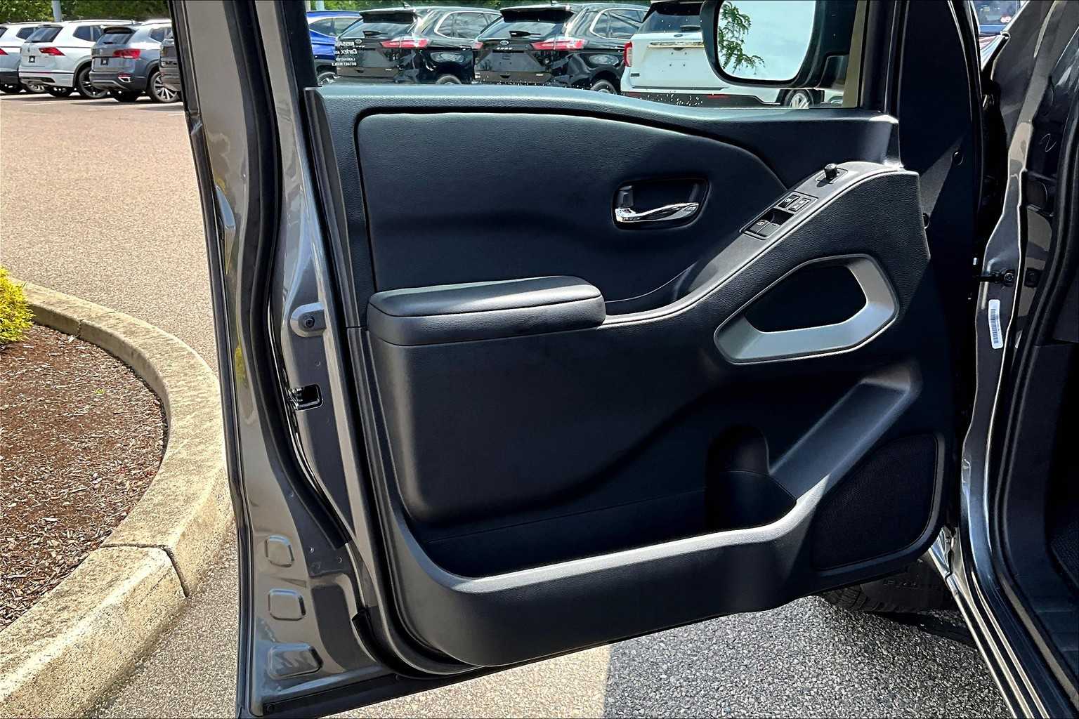 2025 Nissan Frontier SV - Photo 9