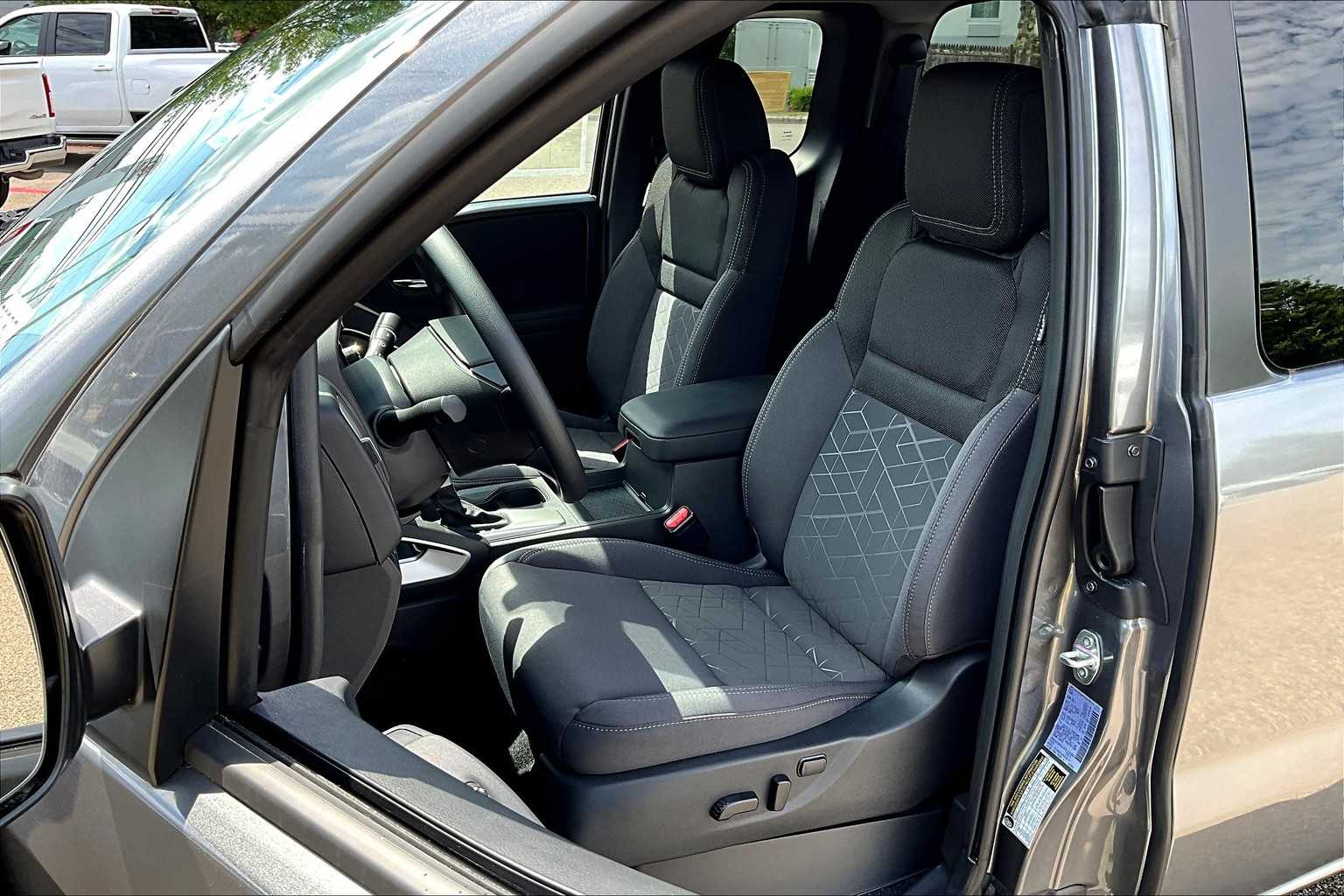 2025 Nissan Frontier SV - Photo 10