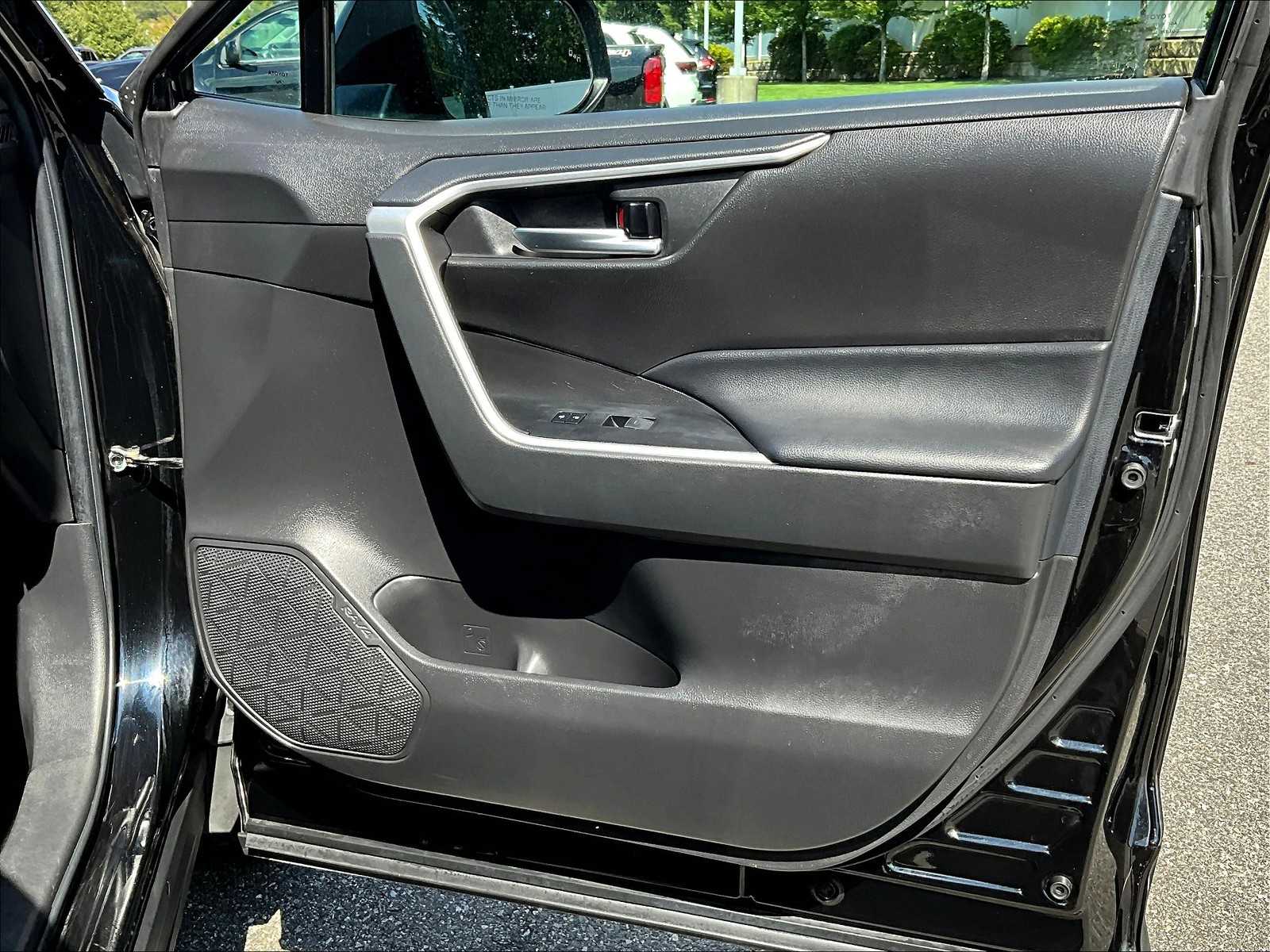 2023 Toyota RAV4 XLE - Photo 12
