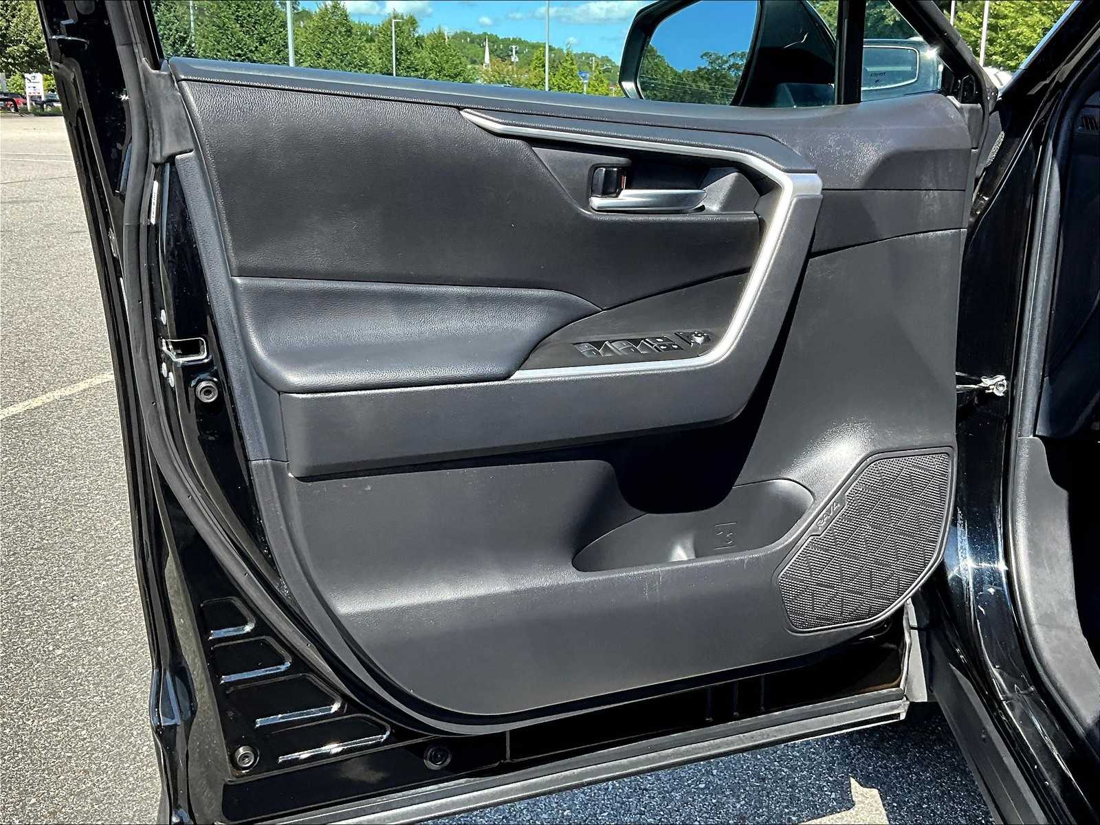 2023 Toyota RAV4 XLE - Photo 9
