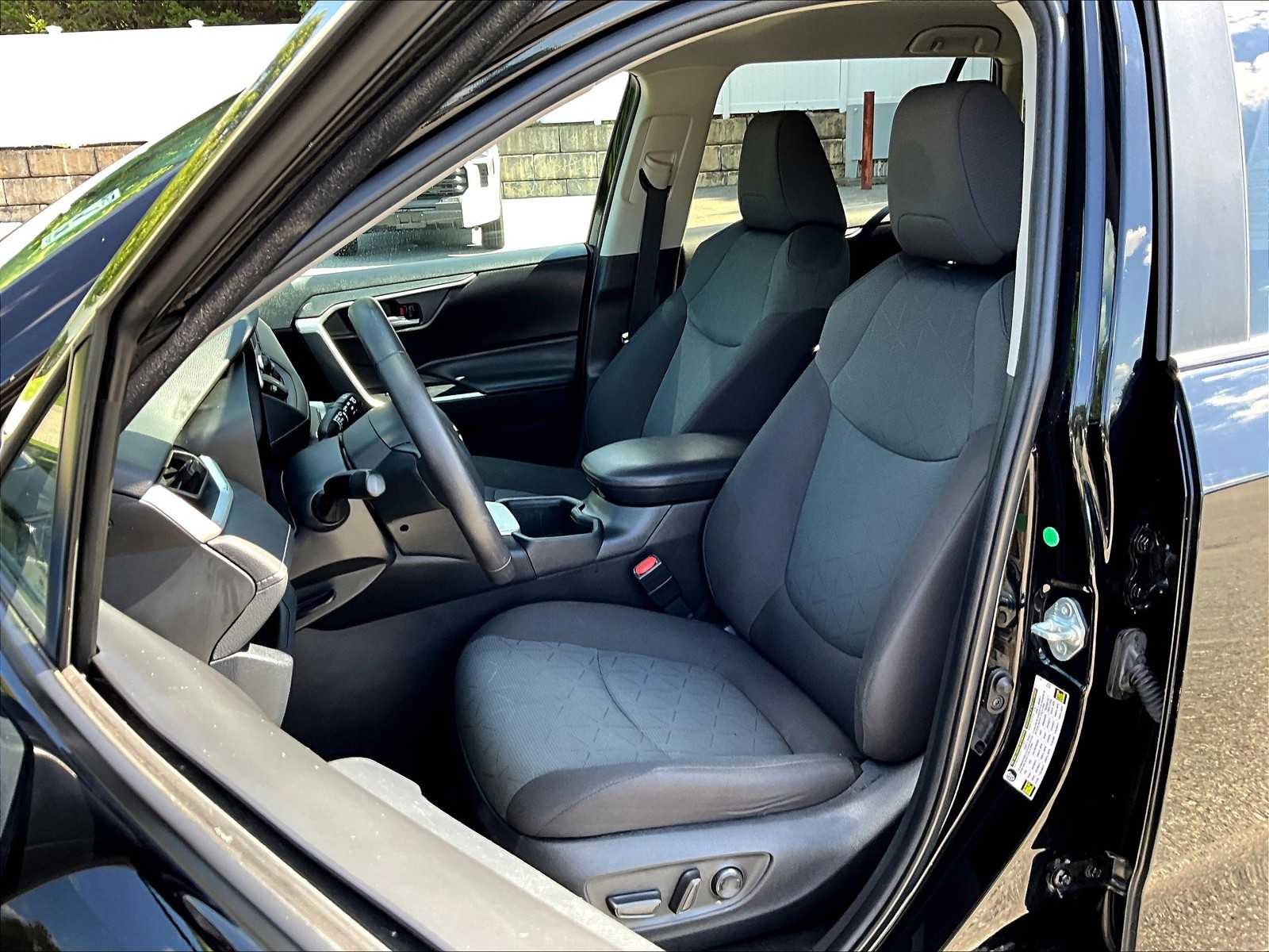 2023 Toyota RAV4 XLE - Photo 10