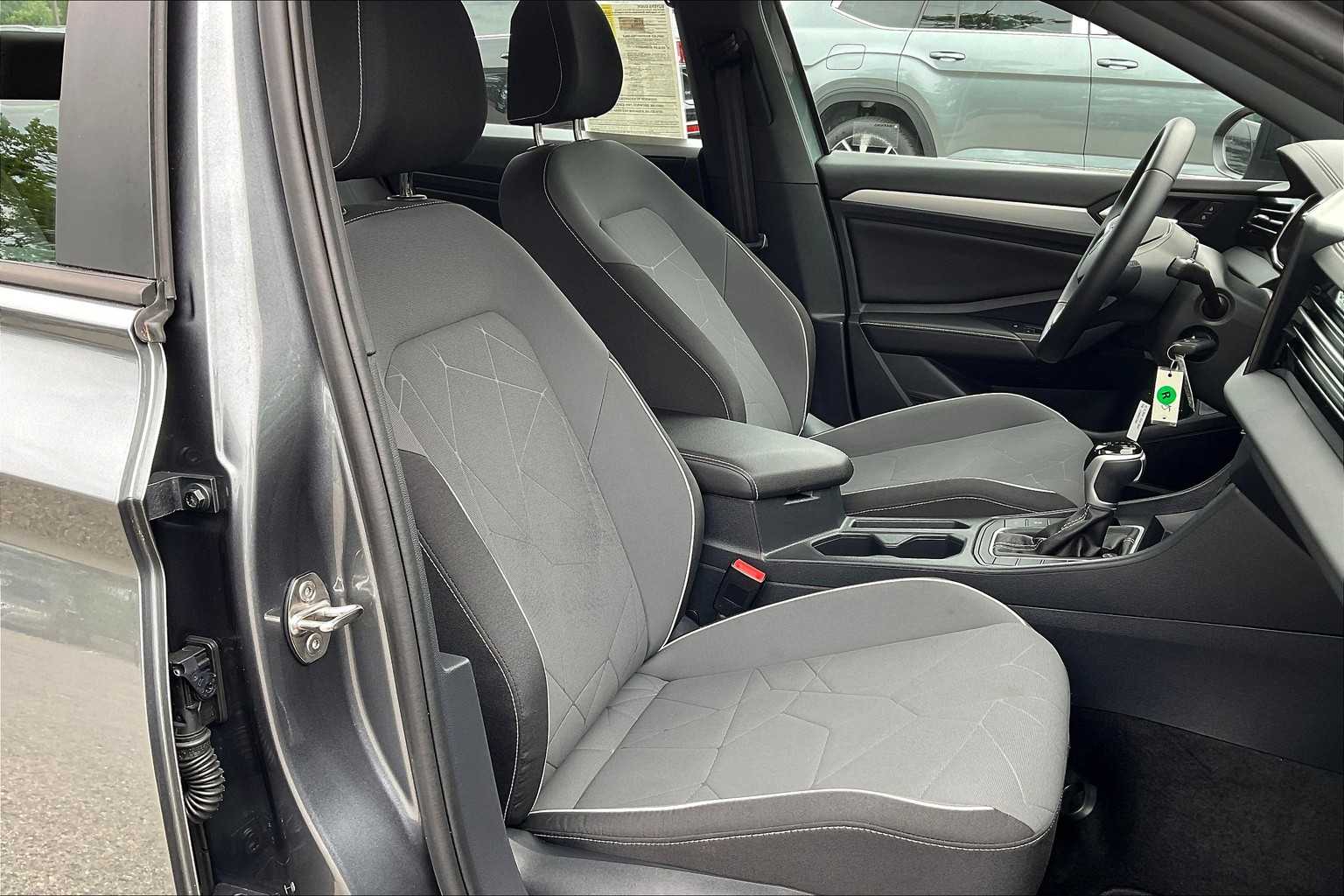 2025 Volkswagen Jetta Sport - Photo 11