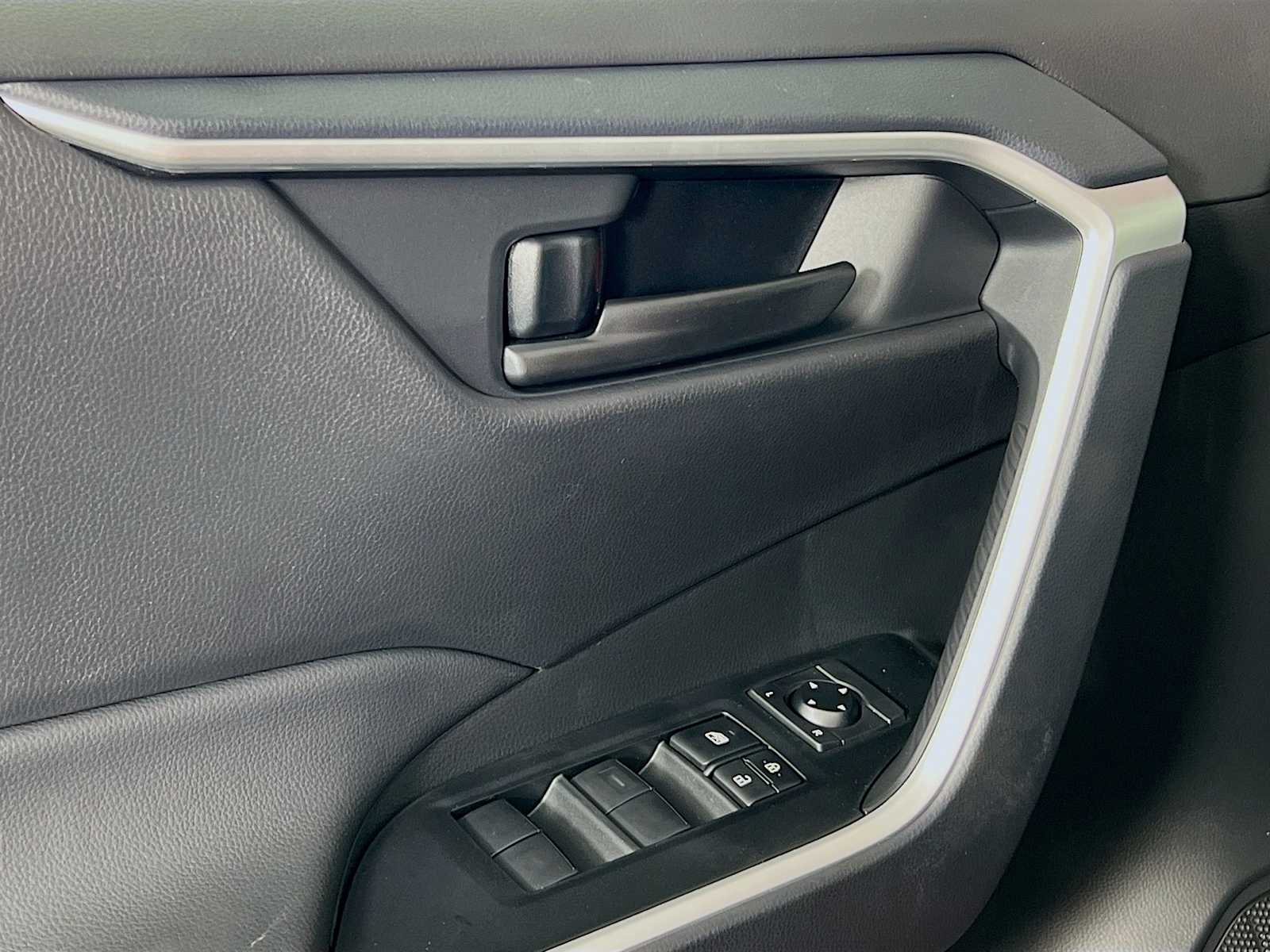 2025 Toyota RAV4 LE - Photo 16