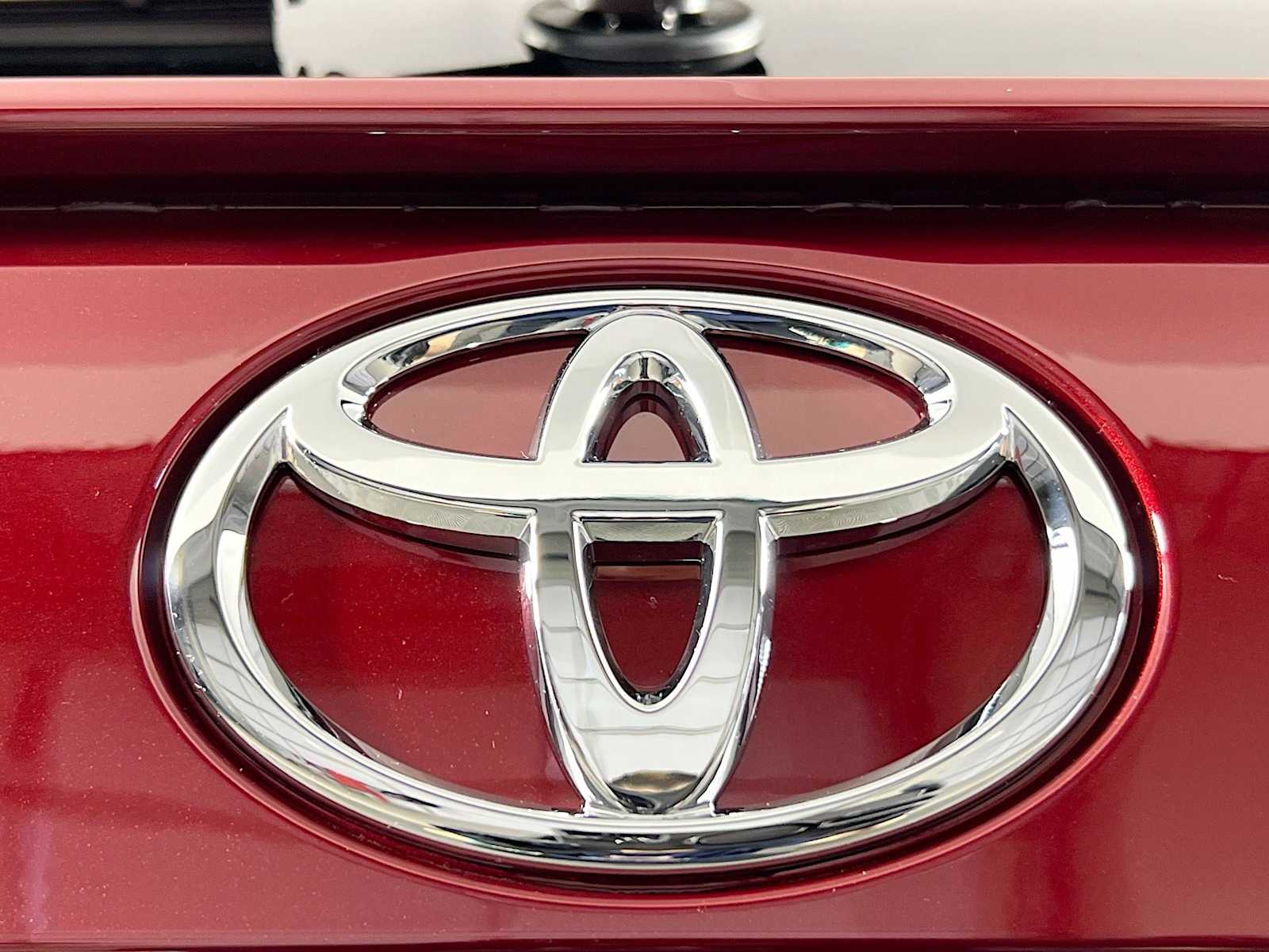 2025 Toyota RAV4 LE - Photo 18