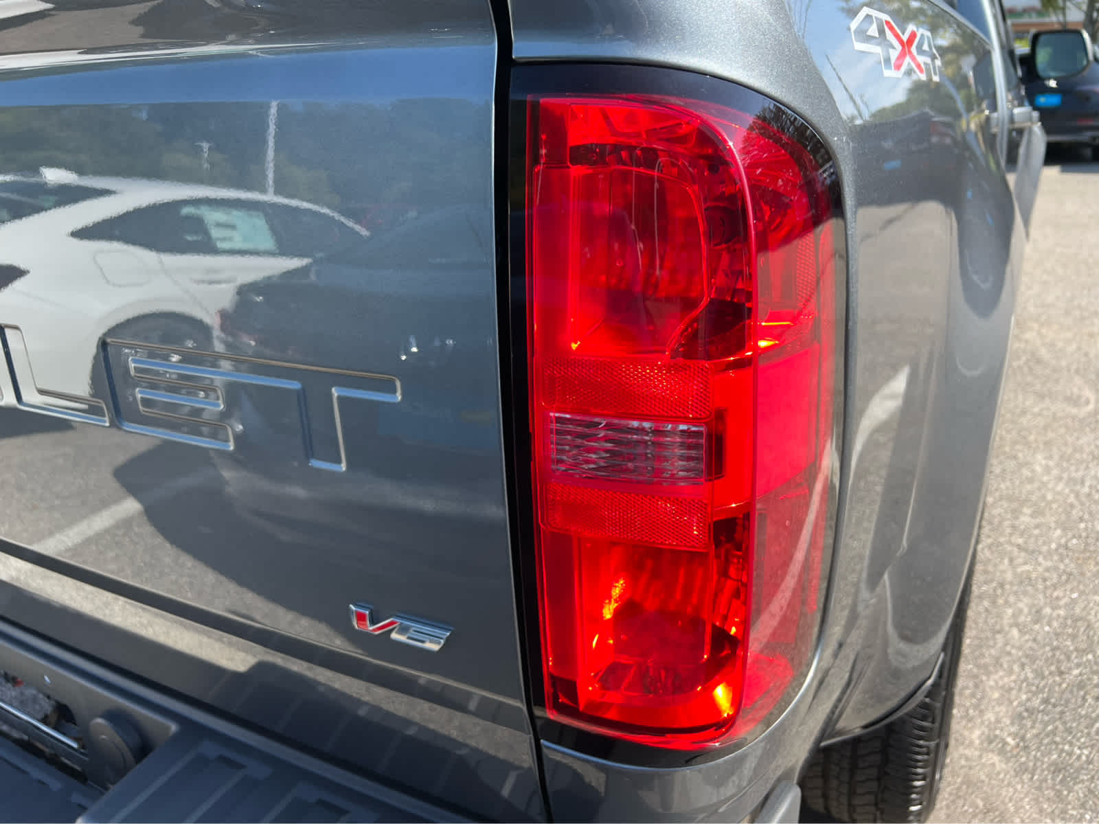 2022 Chevrolet Colorado 4WD LT - Photo 18