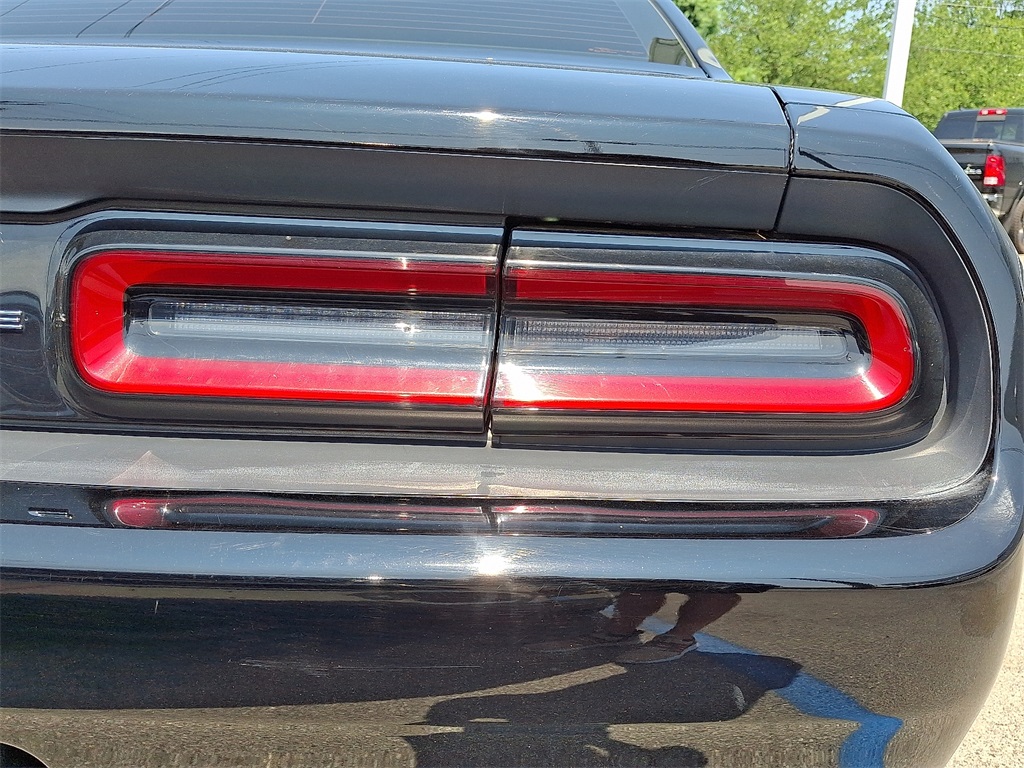 2016 Dodge Challenger SXT - Photo 8