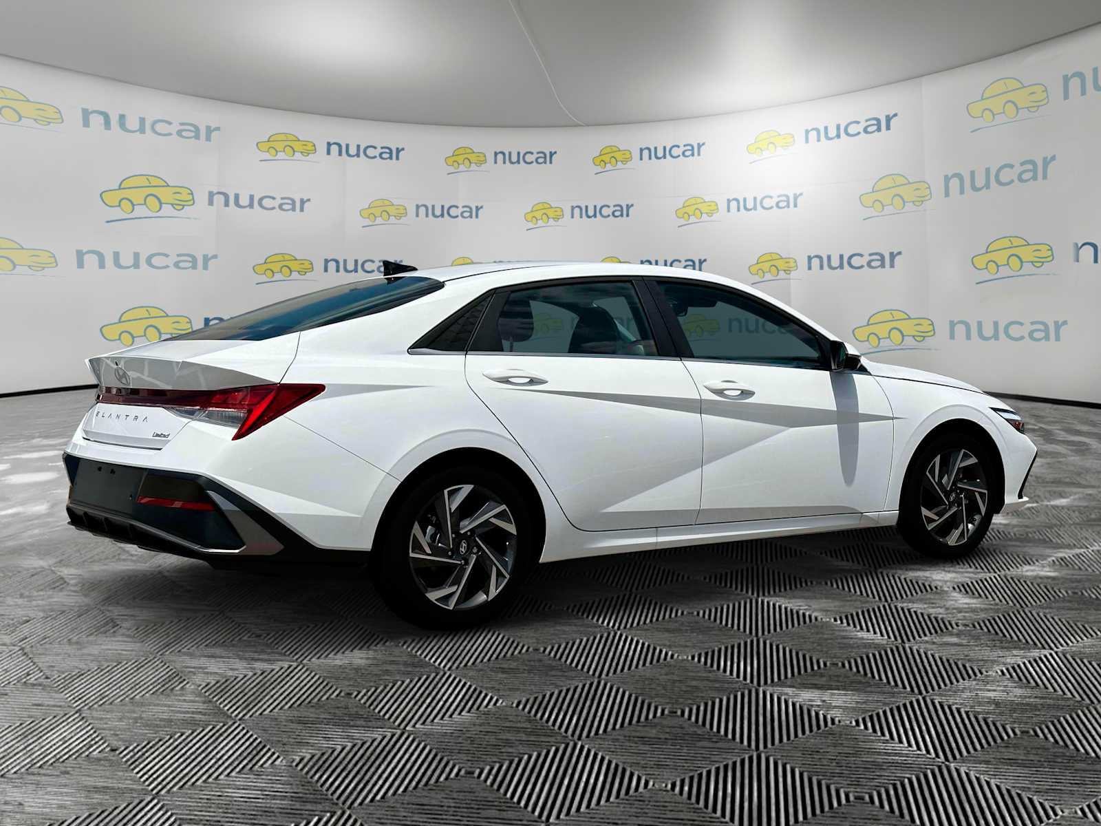 2025 Hyundai Elantra Limited - Photo 9