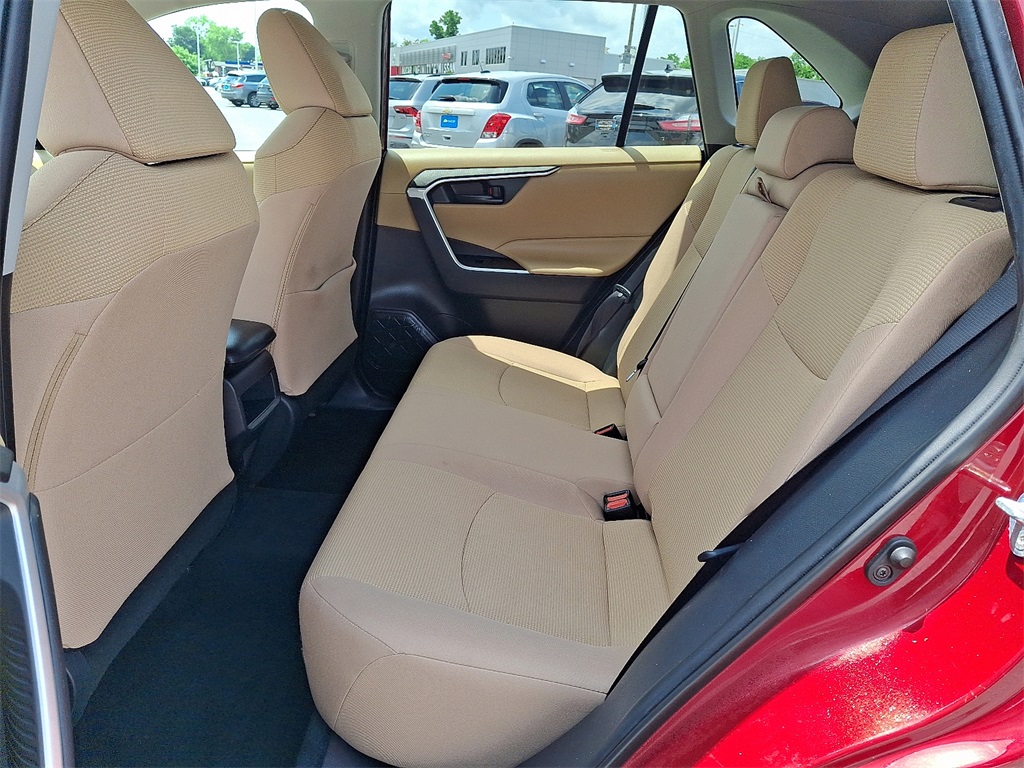 2020 Toyota RAV4 LE - Photo 11