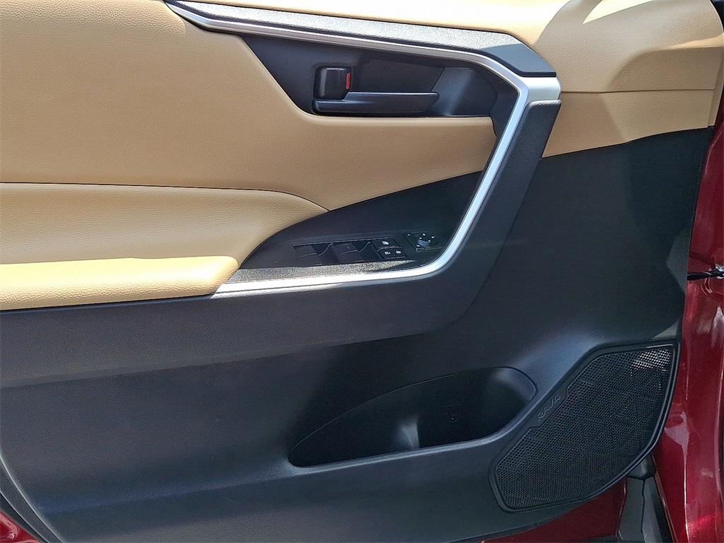 2020 Toyota RAV4 LE - Photo 13
