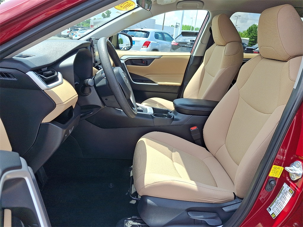 2020 Toyota RAV4 LE - Photo 14
