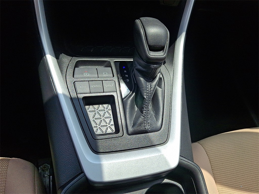 2020 Toyota RAV4 LE - Photo 15