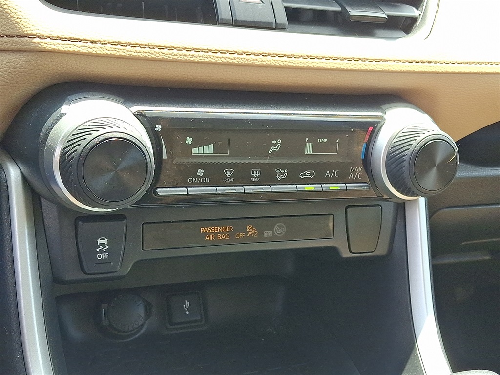 2020 Toyota RAV4 LE - Photo 16