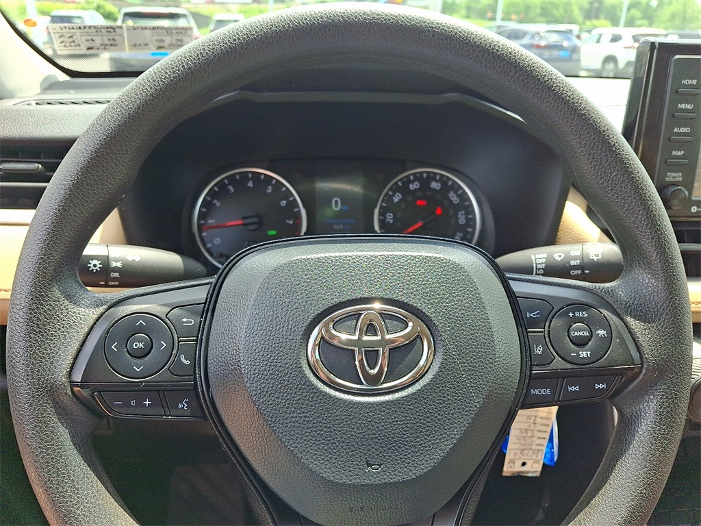 2020 Toyota RAV4 LE - Photo 19