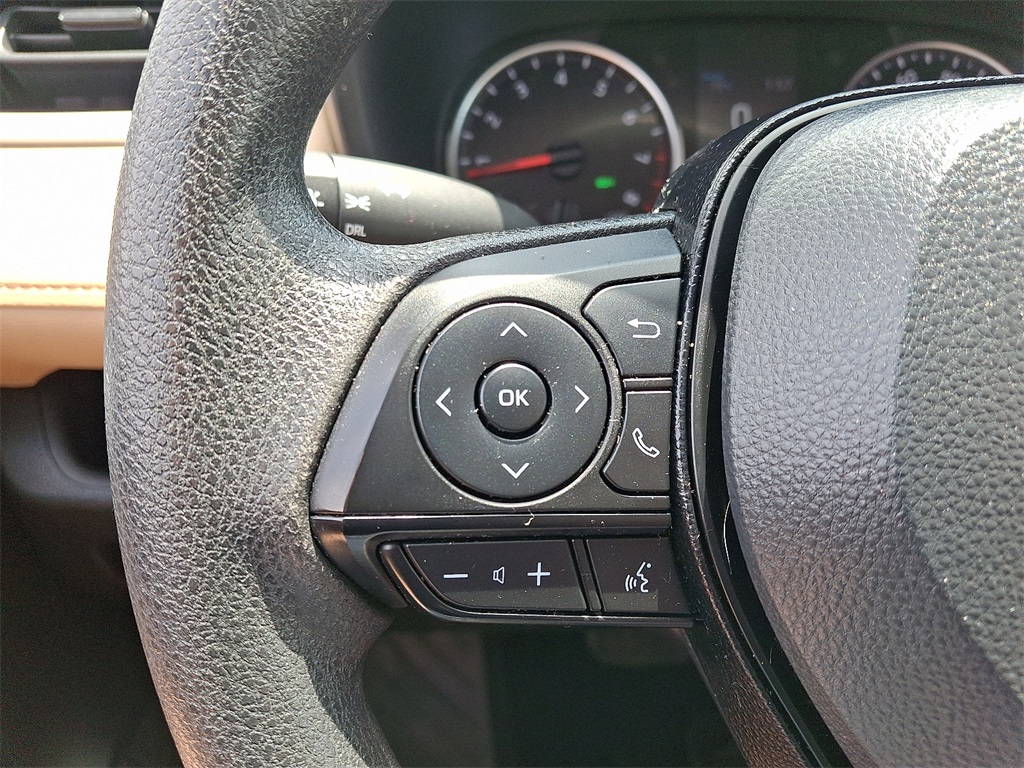 2020 Toyota RAV4 LE - Photo 20