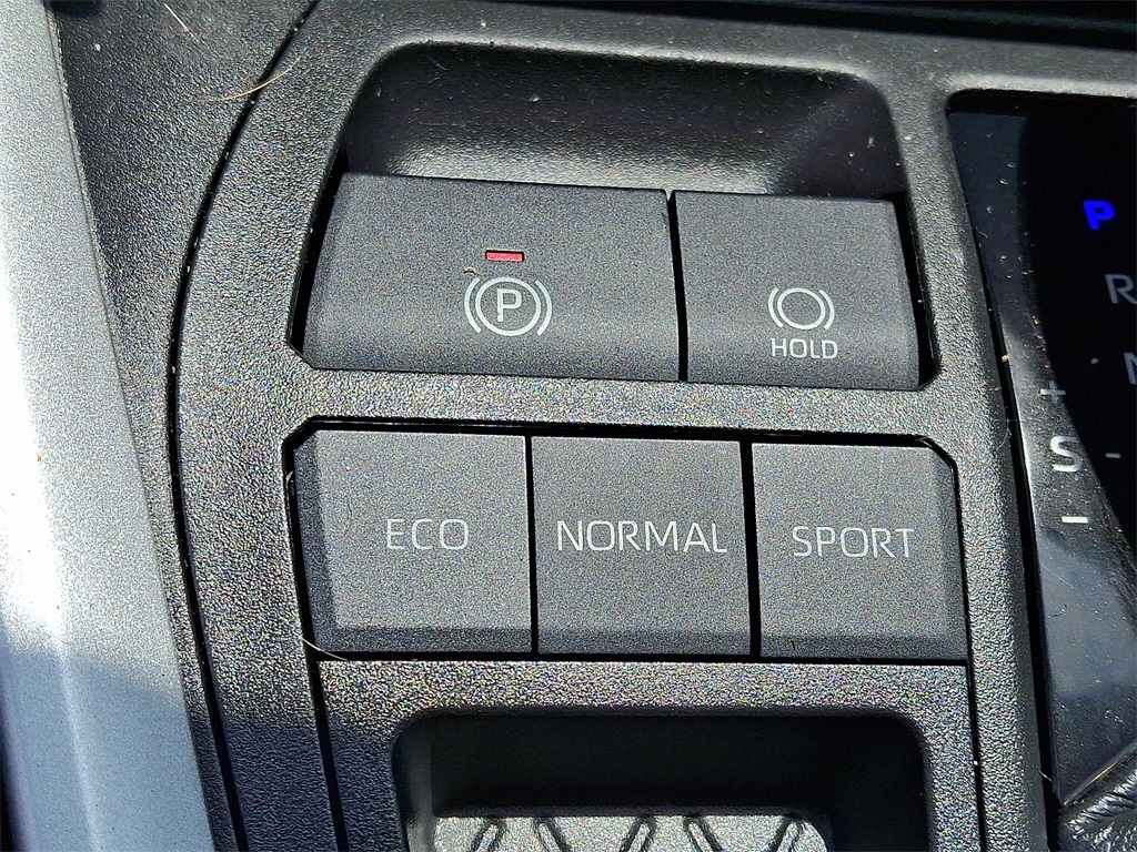 2020 Toyota RAV4 LE - Photo 23