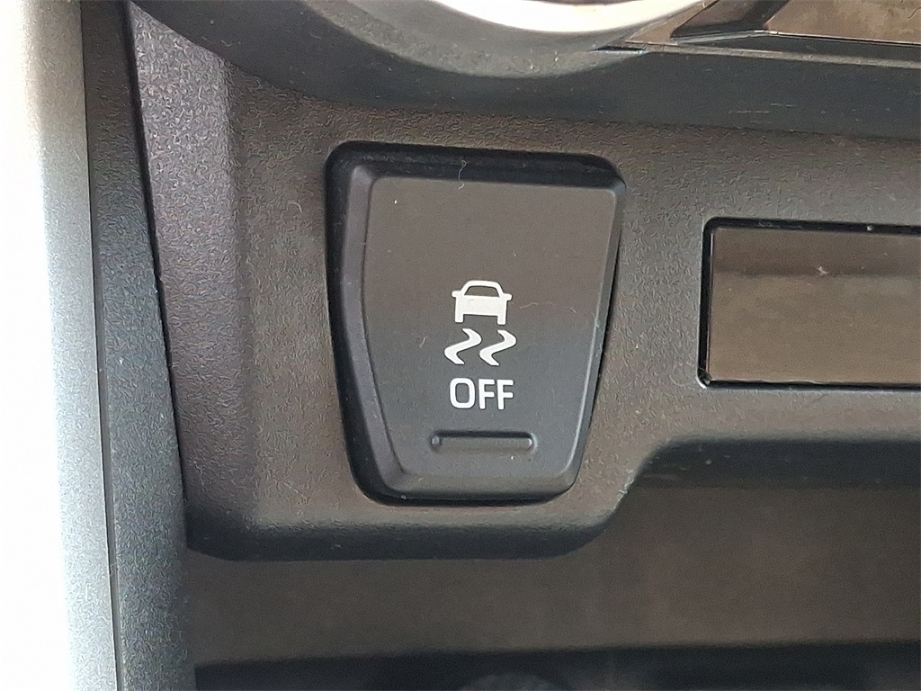2020 Toyota RAV4 LE - Photo 24