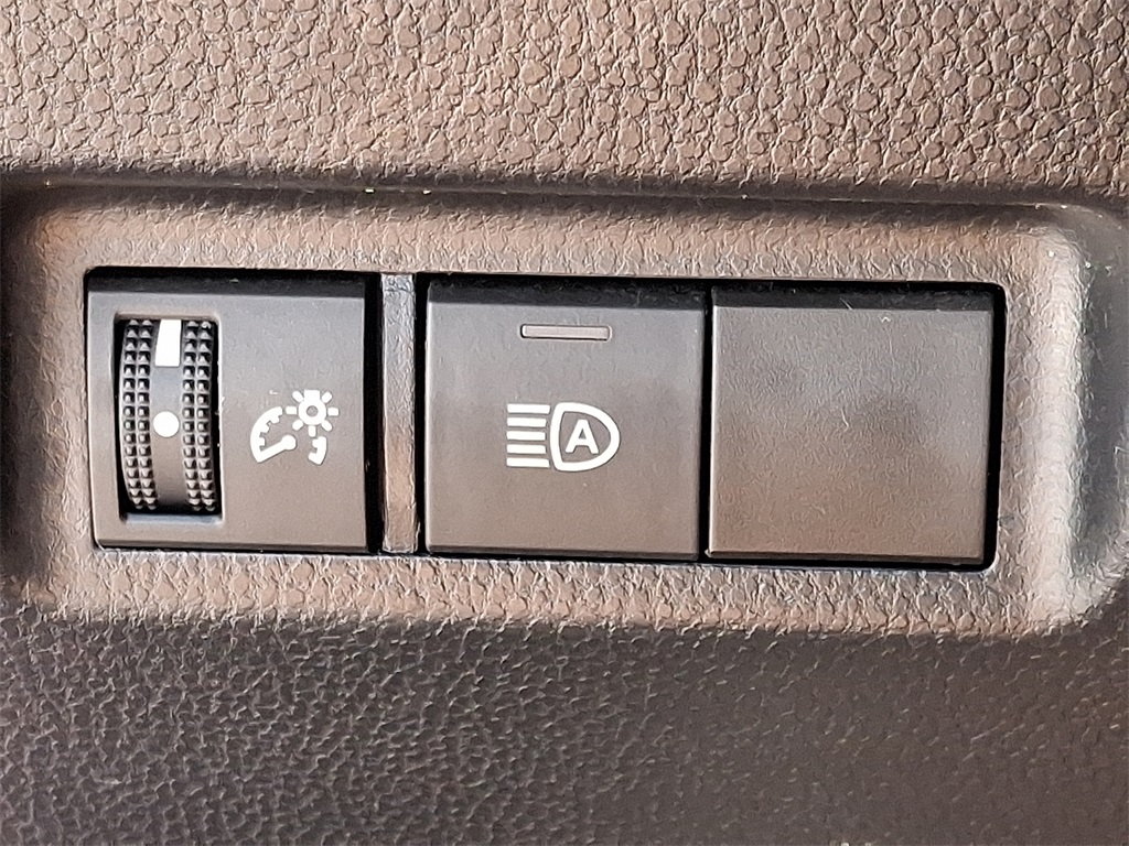 2020 Toyota RAV4 LE - Photo 25