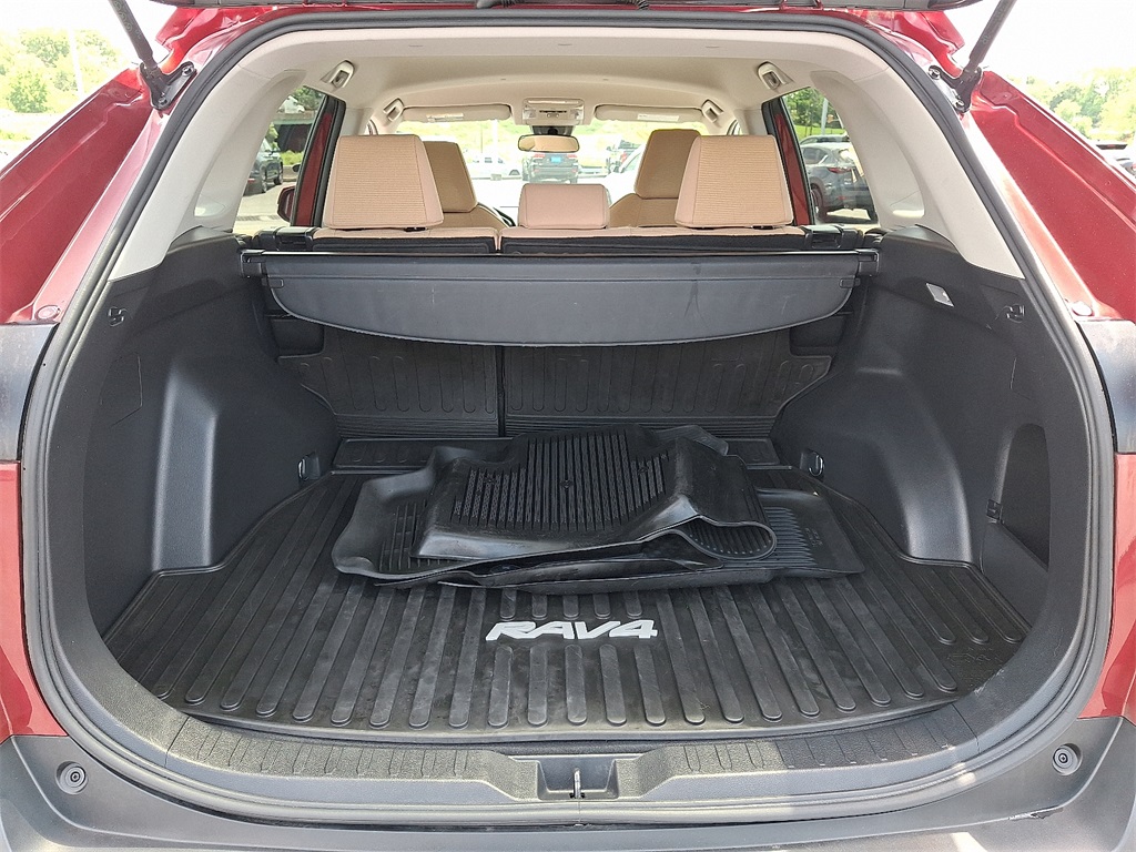 2020 Toyota RAV4 LE - Photo 27