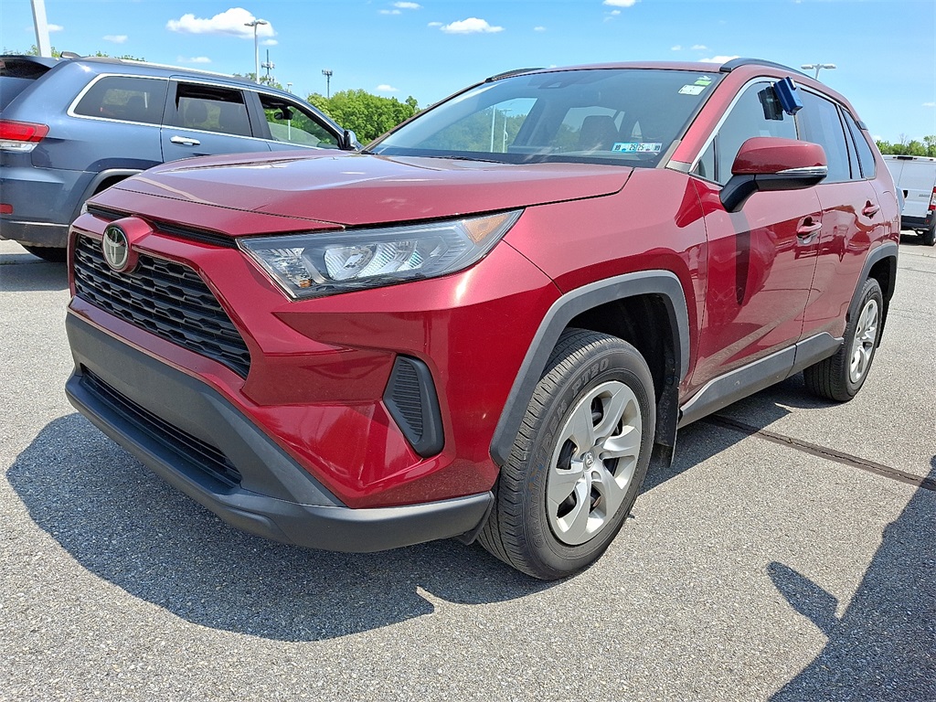 2020 Toyota RAV4 LE - Photo 3