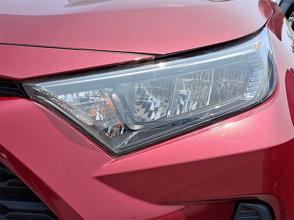 2020 Toyota RAV4 LE - Photo 8