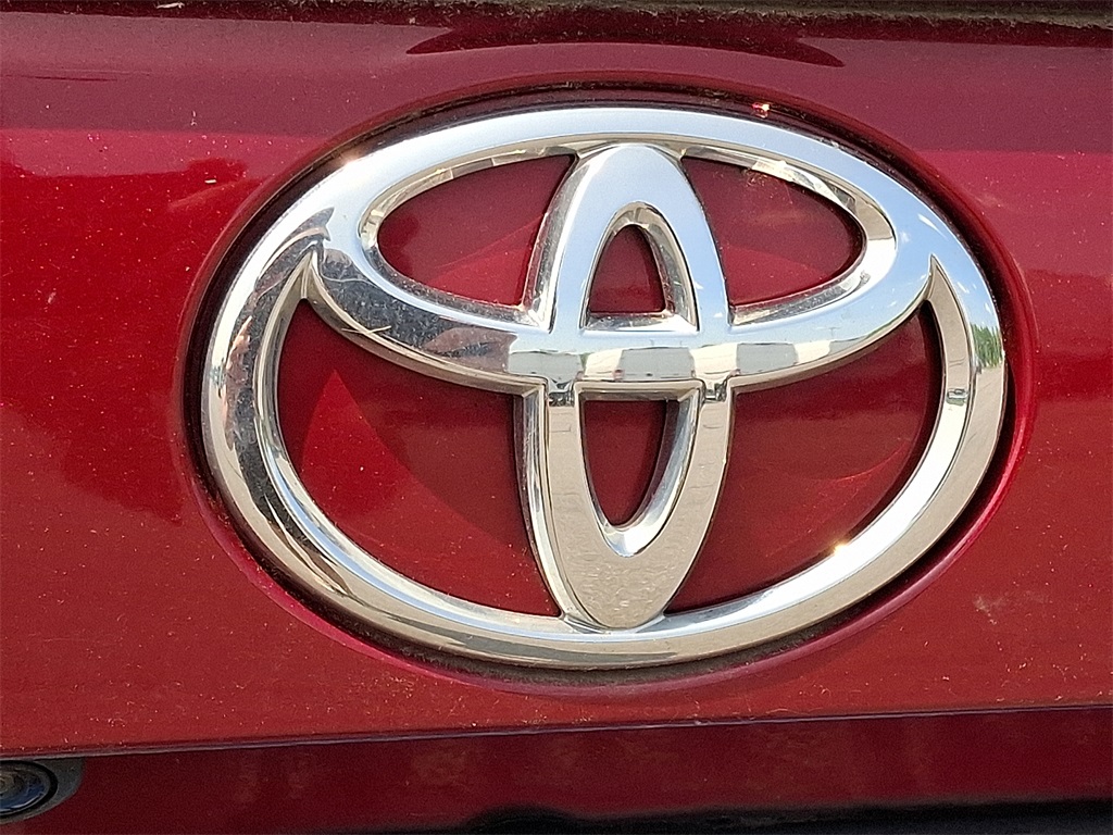 2020 Toyota RAV4 LE - Photo 9