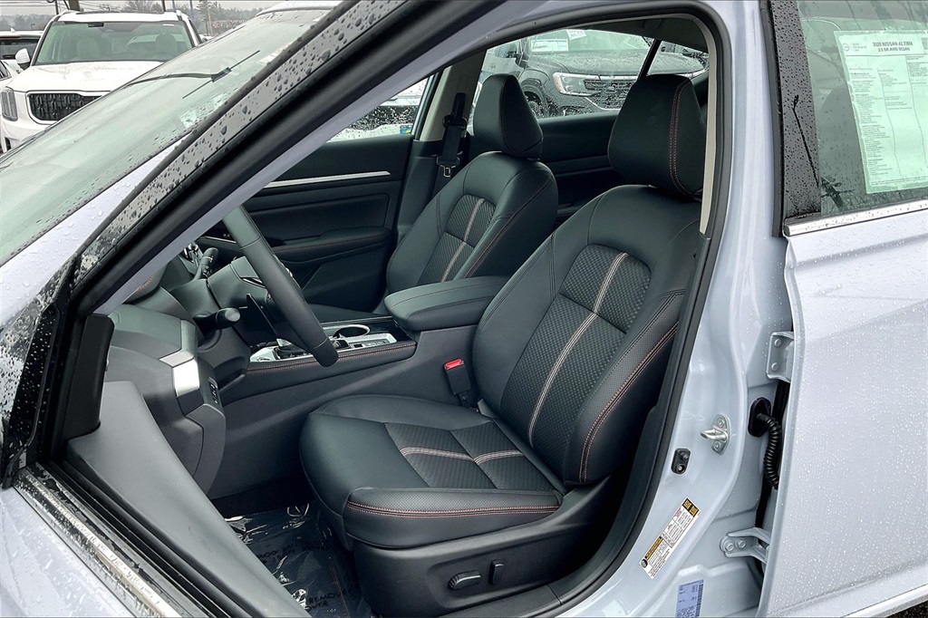2025 Nissan Altima 2.5 SR - Photo 11