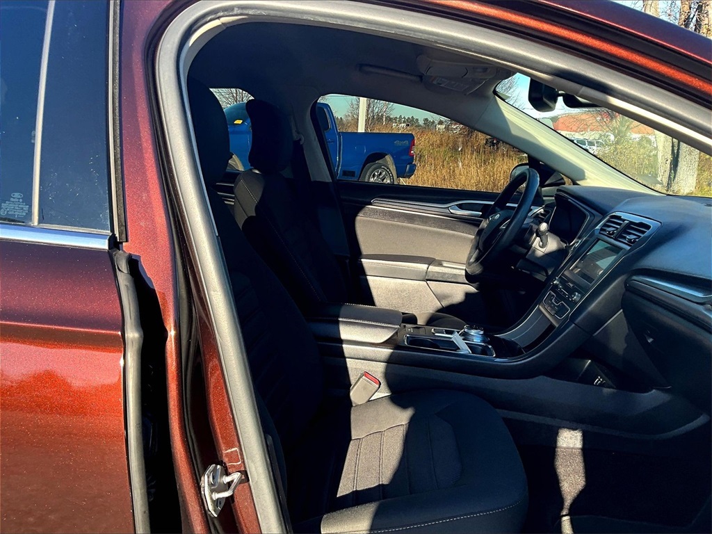 2019 Ford Fusion SE - Photo 11