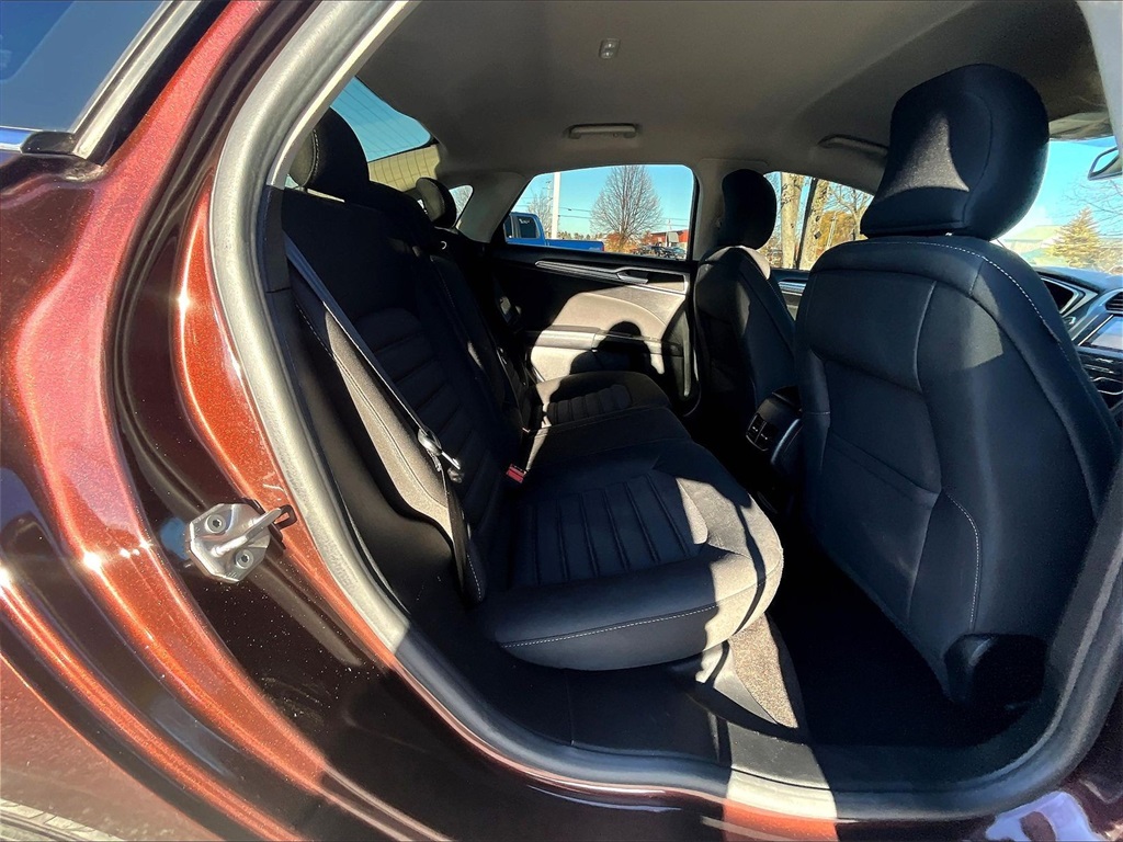 2019 Ford Fusion SE - Photo 16