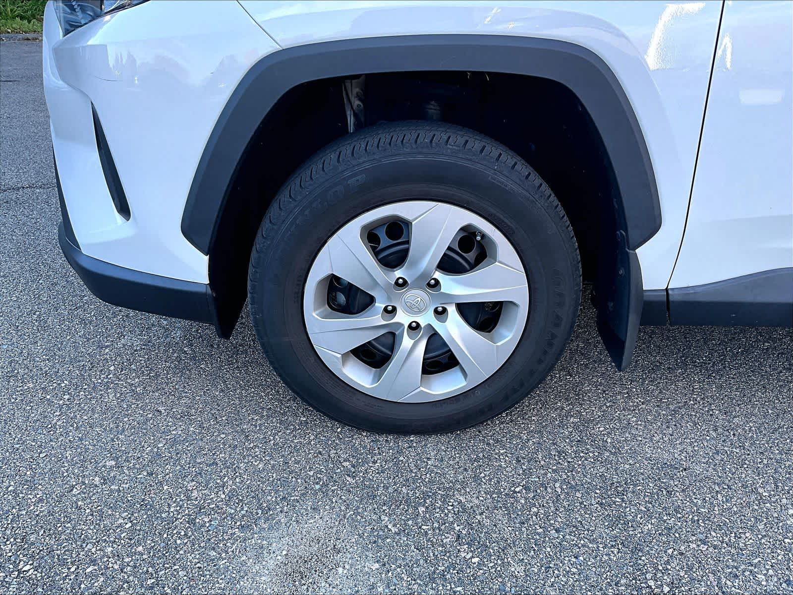 2022 Toyota RAV4 LE - Photo 4