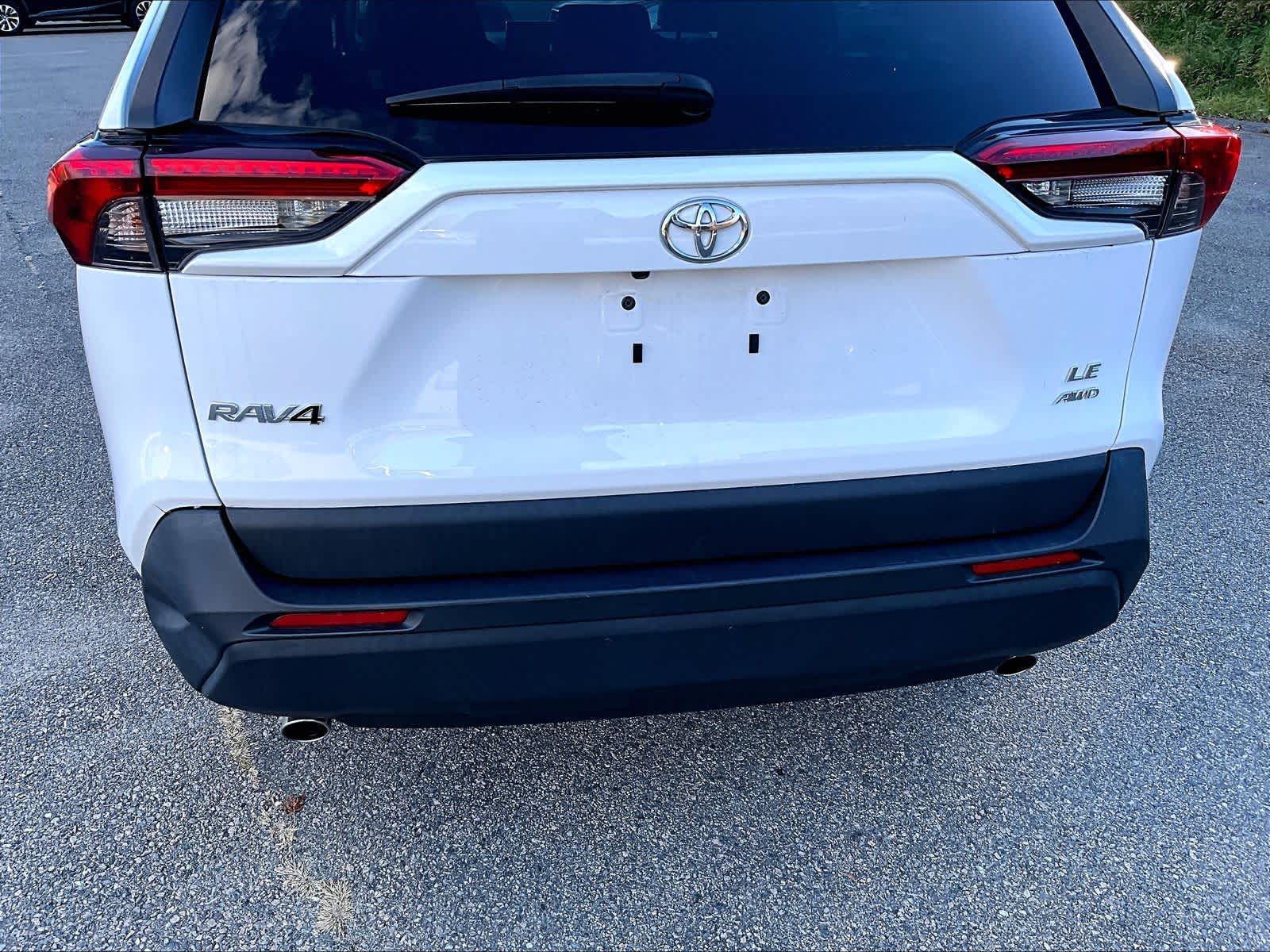 2022 Toyota RAV4 LE - Photo 7