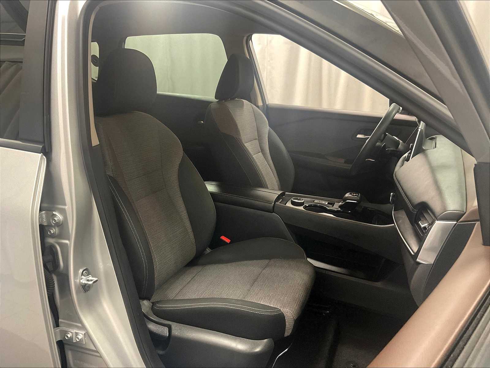 2023 Nissan Rogue SV - Photo 11