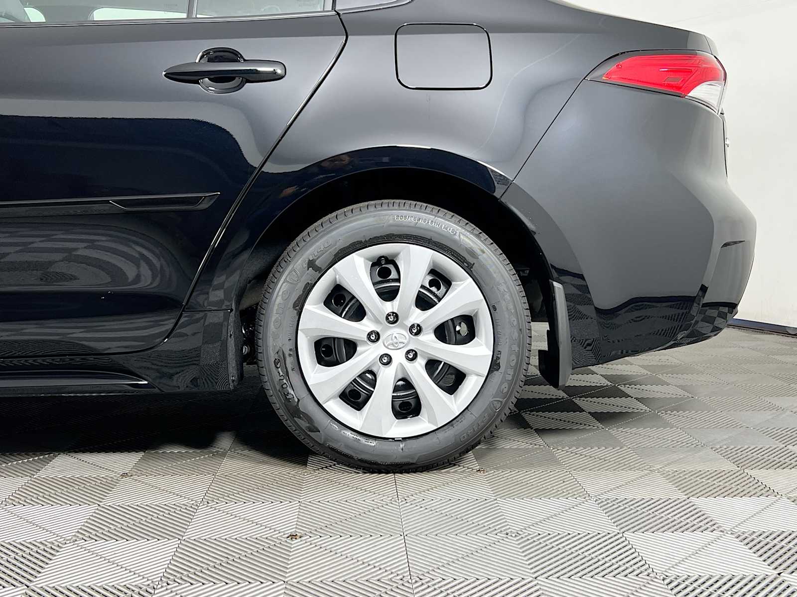 2025 Toyota Corolla LE - Photo 18