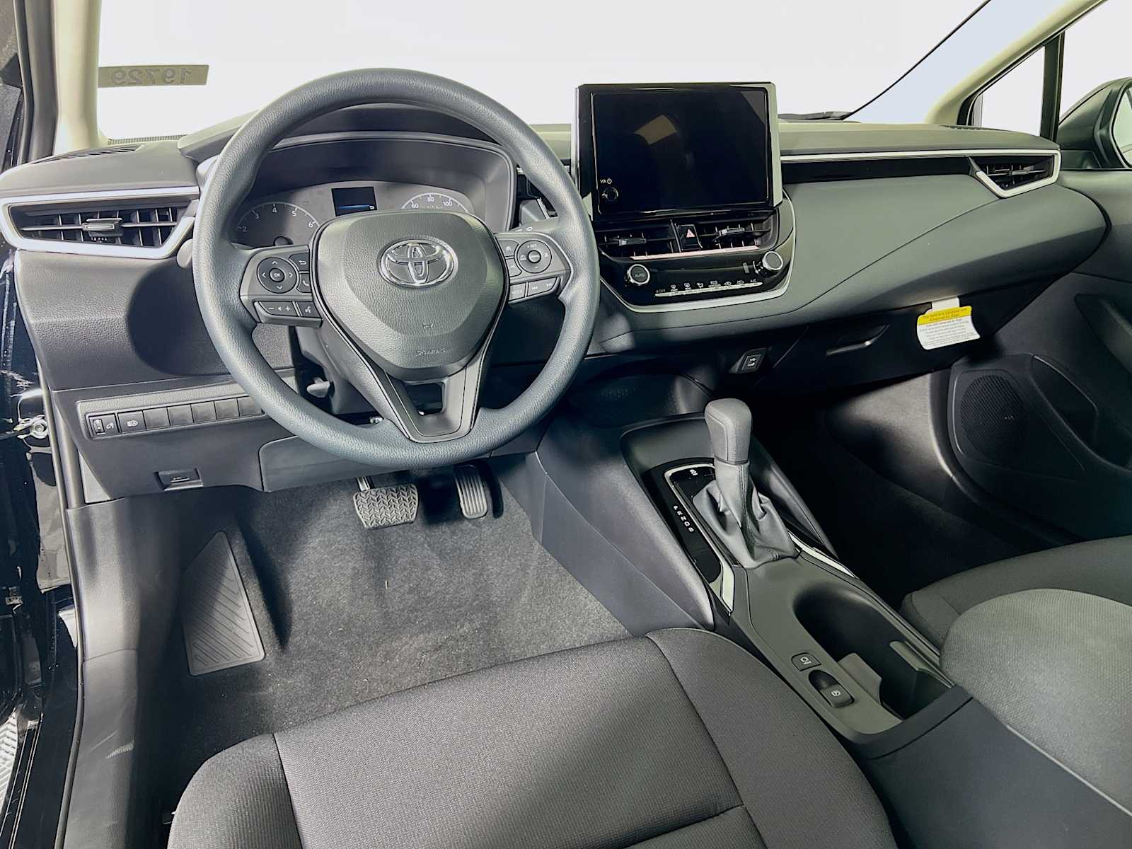 2025 Toyota Corolla LE - Photo 6