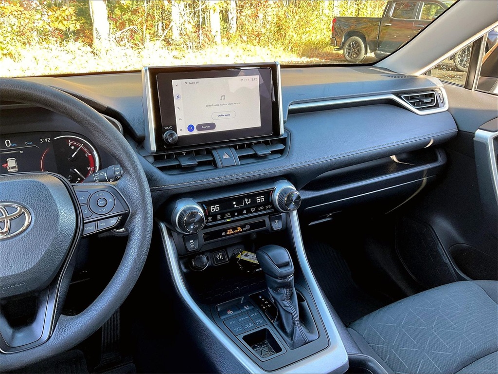 2023 Toyota RAV4 XLE - Photo 18