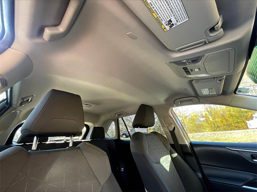 2023 Toyota RAV4 XLE - Photo 7