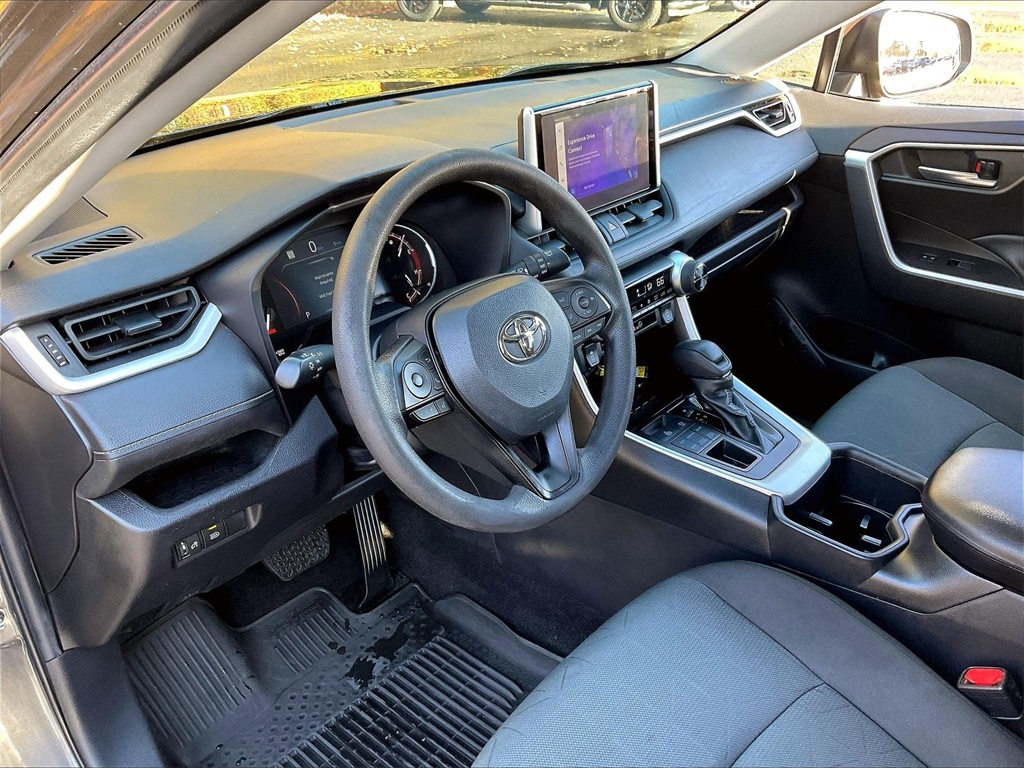 2023 Toyota RAV4 XLE - Photo 8