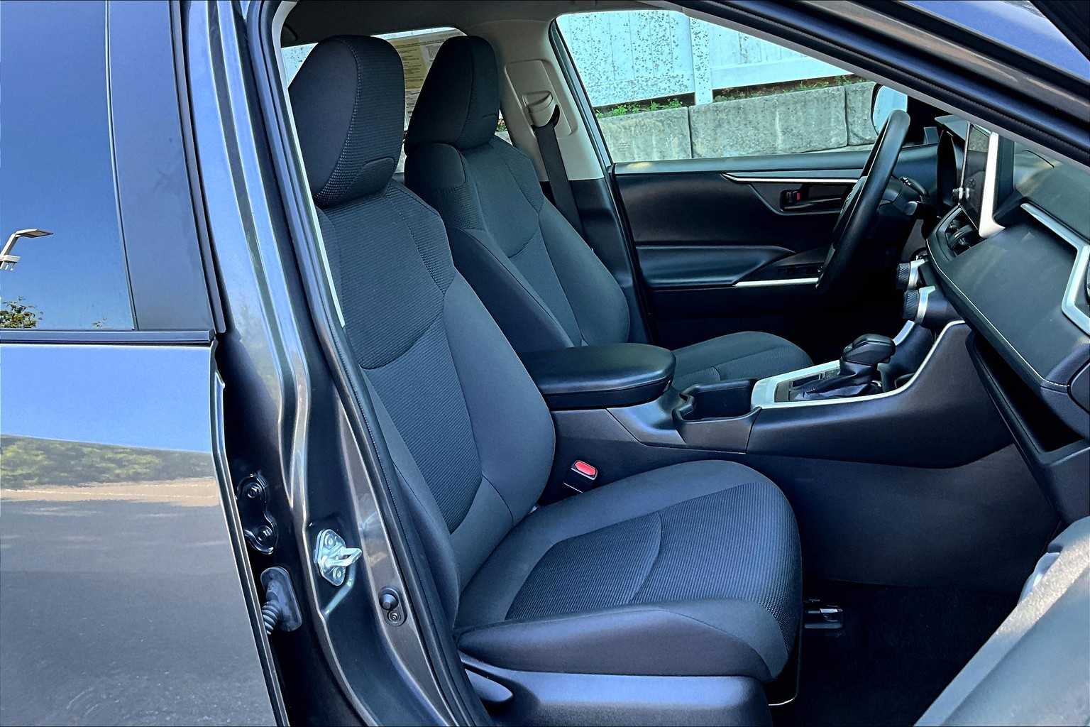 2024 Toyota RAV4 LE - Photo 11