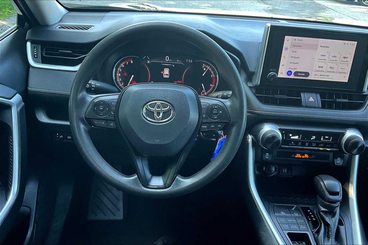 2024 Toyota RAV4 LE - Photo 17