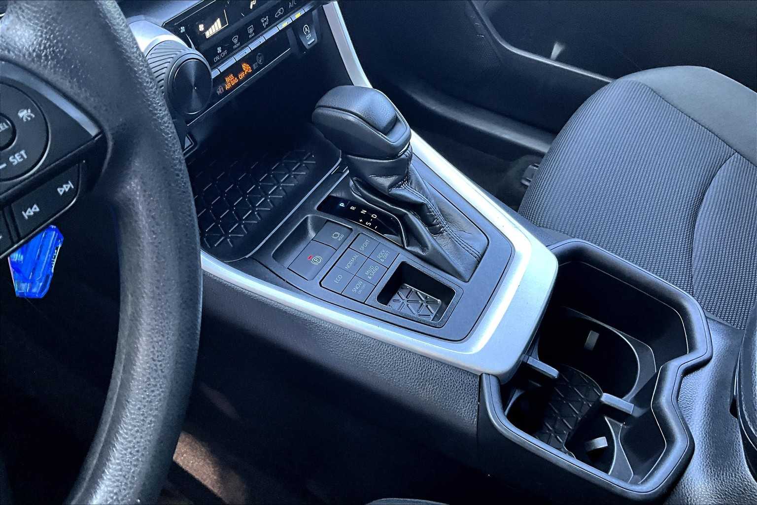 2024 Toyota RAV4 LE - Photo 20